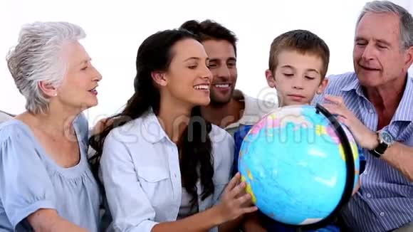 一家人一起看地球仪视频的预览图