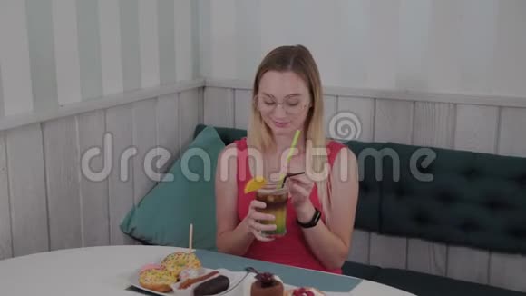 漂亮的女孩在餐馆喝鸡尾酒视频的预览图