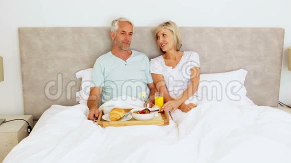 情侣聊天在床上吃早餐视频的预览图