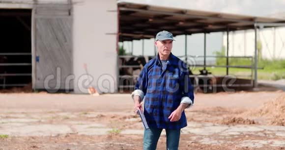 畜牧业农业农民工作视频的预览图