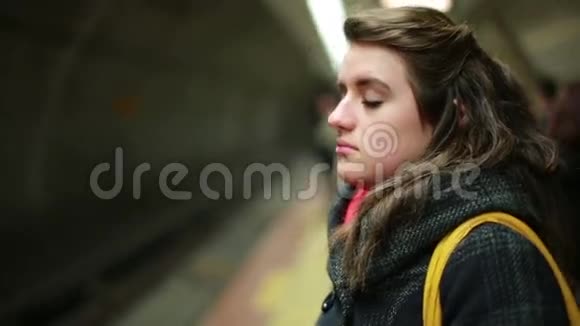 在车站等地铁的女人视频的预览图