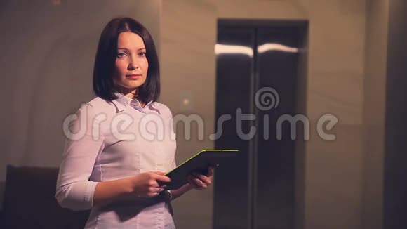 年轻商务女性酒店经理坐电梯视频的预览图