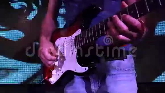 摇滚音乐会电吉他在独奏时关闭视频的预览图