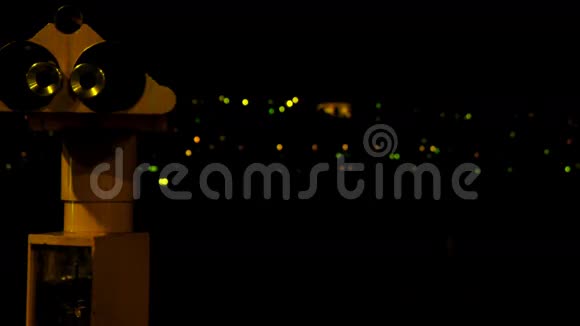 夜间观光望远镜模糊海景和城市景观视频的预览图