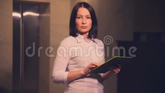 年轻商务女性酒店经理坐电梯视频的预览图