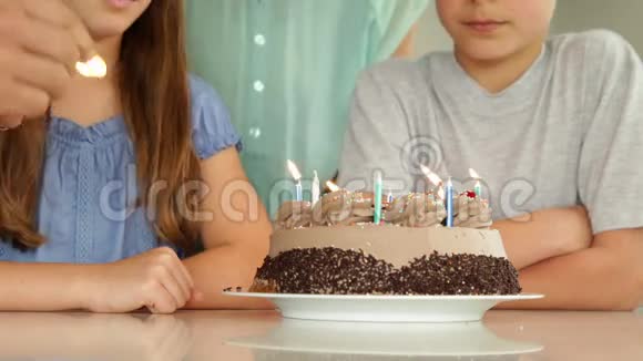 父亲为家人点燃生日蛋糕上的蜡烛视频的预览图
