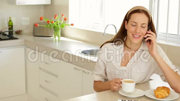 一位美女在早餐时打电话视频的预览图