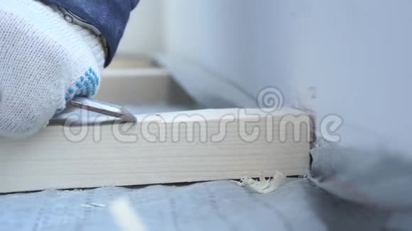 木工师傅安装松木地板环保地板螺丝滞后到混凝土视频的预览图