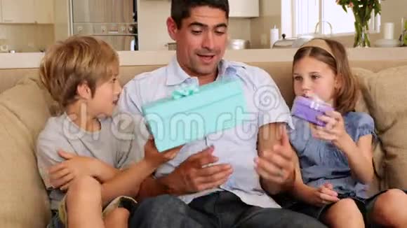 可爱的孩子们给他们的父亲礼物视频的预览图