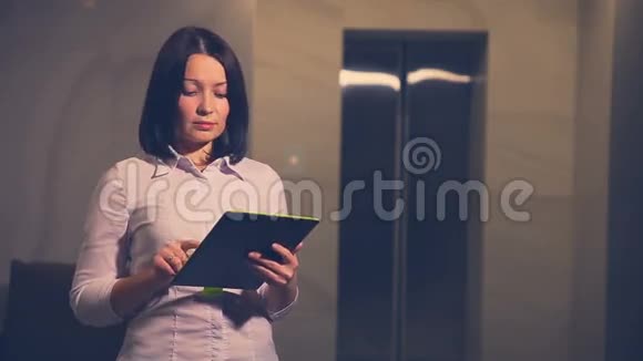 女青年商务酒店经理坐电梯视频的预览图