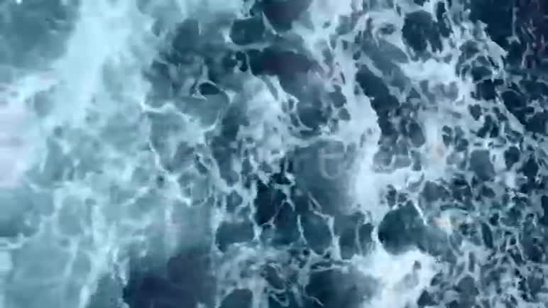 海面上的泡沫下一个在水里视频的预览图