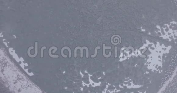 镜头飞过湖面俄罗斯寒冷的冬天空中摄影视频的预览图