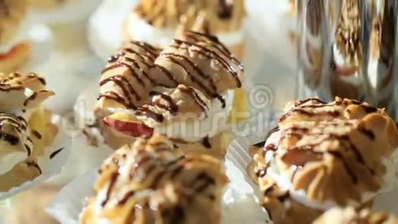 结婚糖果吧带有饼干和彩色糖果的糖果棒用于生日周年纪念婚礼视频的预览图