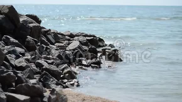 石头和海浪视频的预览图