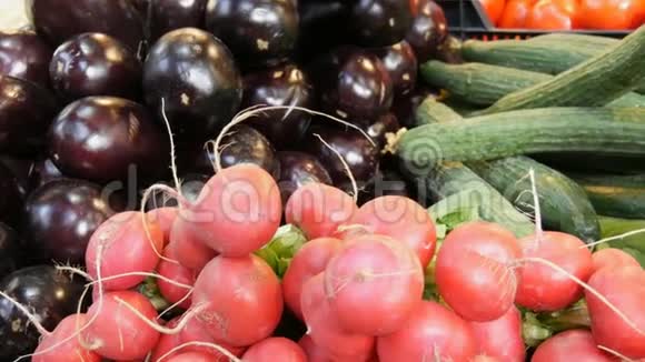 杂货店柜台上的各种蔬菜健康食品纤维饮食匈牙利文铭文视频的预览图