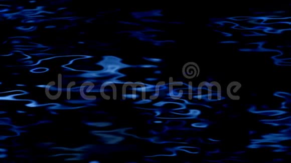 干净颤动的静水背景深蓝色的水在夜晚与光线反射视频的预览图