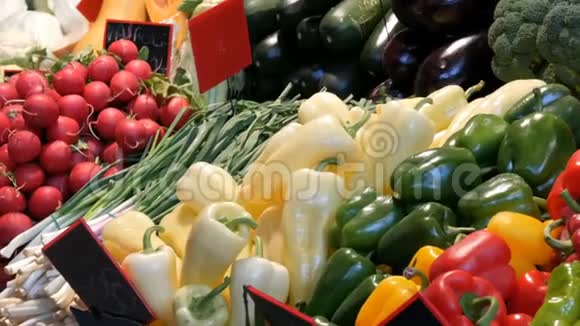 杂货店柜台上的各种蔬菜健康食品纤维饮食匈牙利文铭文视频的预览图