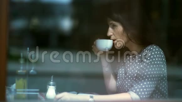 女商人在咖啡厅喝咖啡视频的预览图