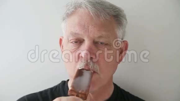 老人吃冰淇淋吧视频的预览图