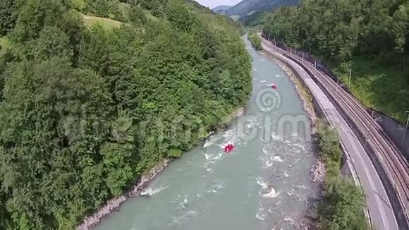 在山上的一条河上漂流视频的预览图