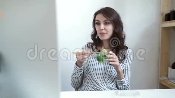 商务女性在办公桌午休享用新鲜沙拉视频的预览图