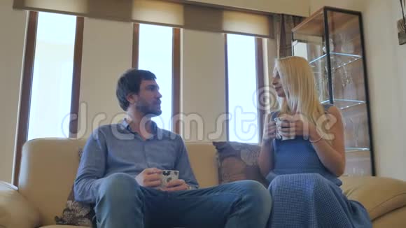 一对漂亮的夫妇在客厅里聊天视频的预览图