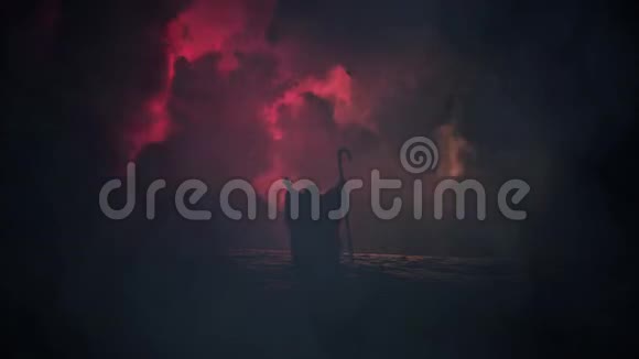 摩西在西奈山上带着史诗般的闪电风暴穿过红海视频的预览图