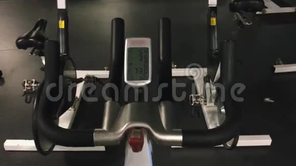 液晶显示器显示器和旋转自行车手柄的酷拍视频的预览图
