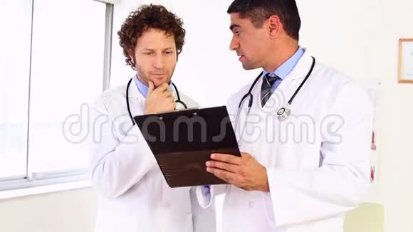 医生在剪贴板上讨论什么视频的预览图