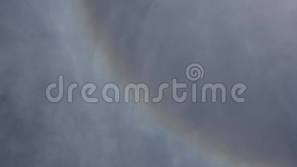带光环的日冕彩虹和蓝天云时间推移视频的预览图