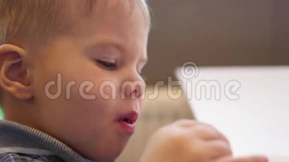 这孩子在快餐店吃炸土豆视频的预览图