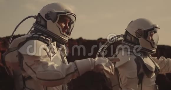 两名宇航员在火星上视频的预览图