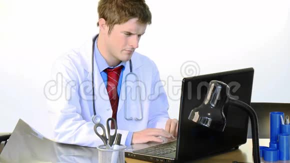 年轻的医生正在研究电脑录像视频的预览图