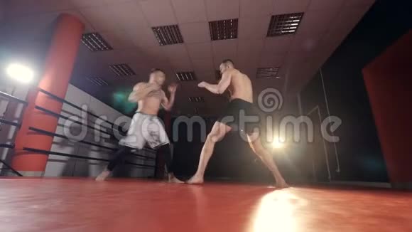 在健身房训练的MMA战斗机视频的预览图