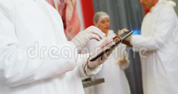女性屠夫使用数字平板电脑视频的预览图