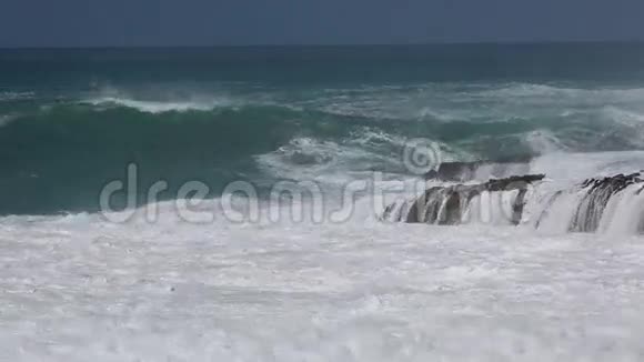 波浪在岩石上破碎视频的预览图