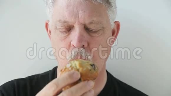 老年人吃蓝莓松饼视频的预览图
