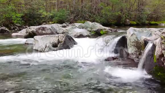山河大烟山国家公园岩石上的瀑布视频的预览图