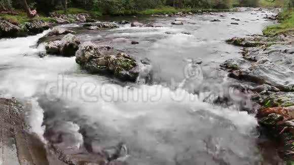 山河大烟山国家公园岩石上的瀑布视频的预览图