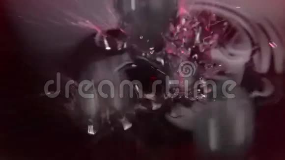 蓝莓和果汁一起掉进玻璃碗里视频的预览图