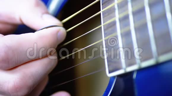 一个用调解员演奏吉他的人慢动作视频的预览图
