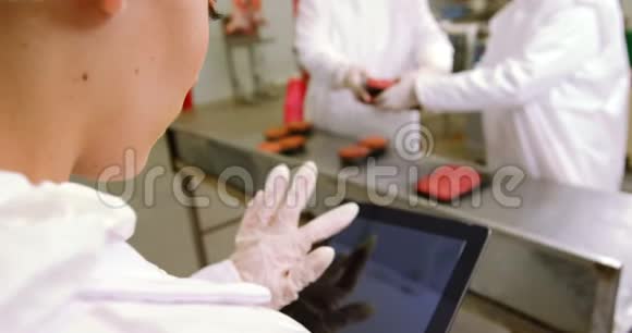 女性屠夫使用数字平板电脑视频的预览图