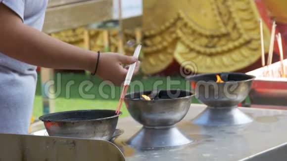 在佛寺人们用烟点燃火棍泰国帕塔亚视频的预览图
