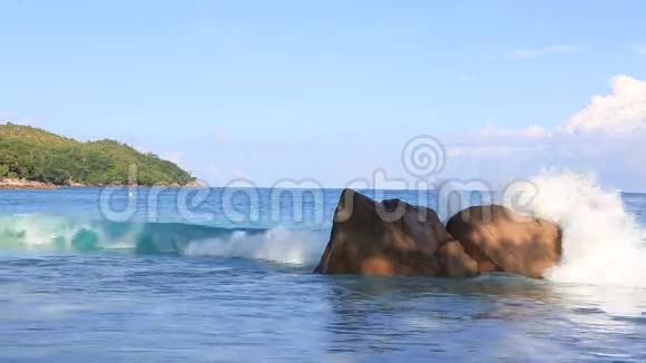 日出时海滩上的巨浪视频的预览图