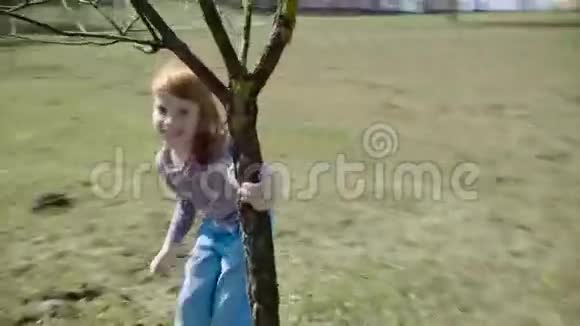 红发女孩正在阳光明媚的公园里玩耍视频的预览图