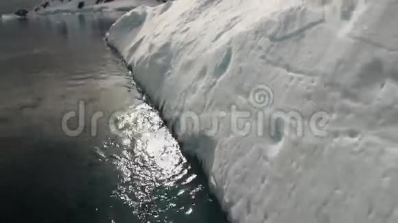 漂浮在南极洲水域的一座小冰山视频的预览图