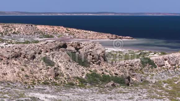 海滩岩石和地平线的景观视频的预览图