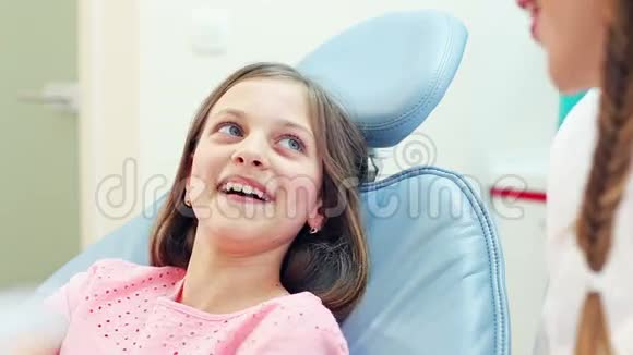 男牙科医生和女牙科医生检查小女孩视频的预览图
