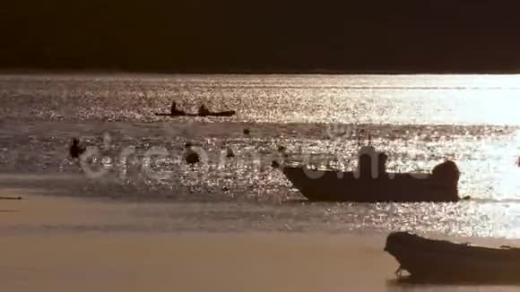 剪影船和海滩上的人视频的预览图