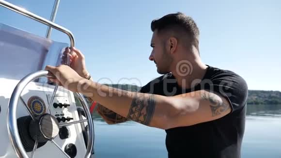 迷人的纹身男在船上视频的预览图